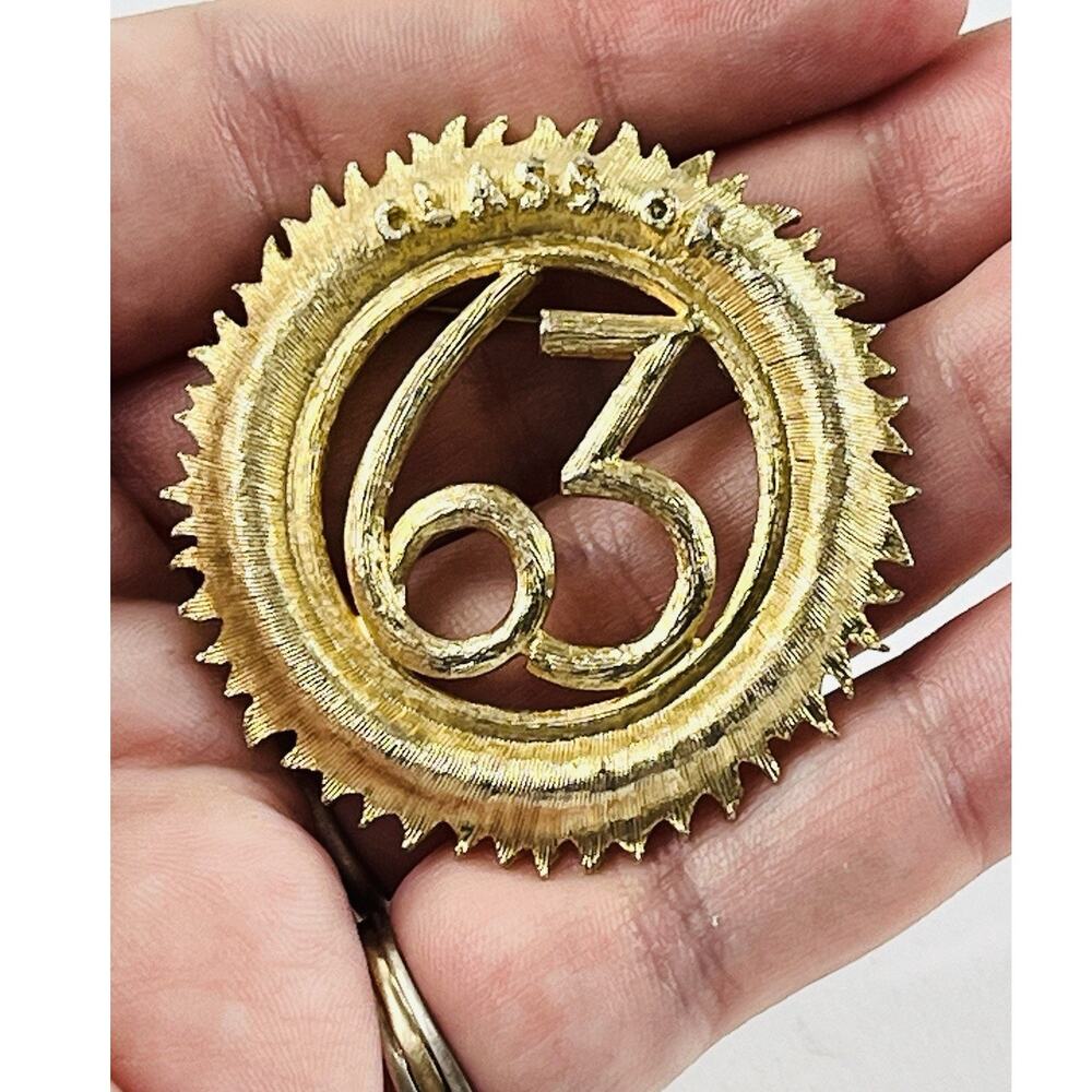 Class of 63 Gold Tone pin / brooch Glamour Brand 1963 Spikes Round Brushed Party